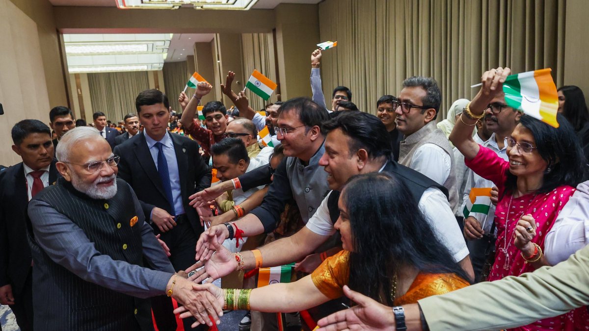 Modi meets Indian diaspora in Tashkent