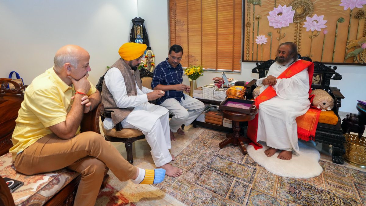 Mann meets Sri Sri Ravi Shankar at Art of Living anniversary