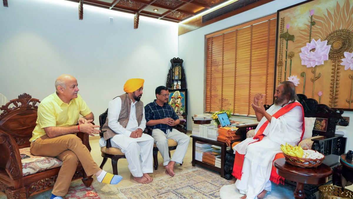 Punjab CM Mann, Kejriwal meet Sri Sri Ravi Shankar in Bengaluru