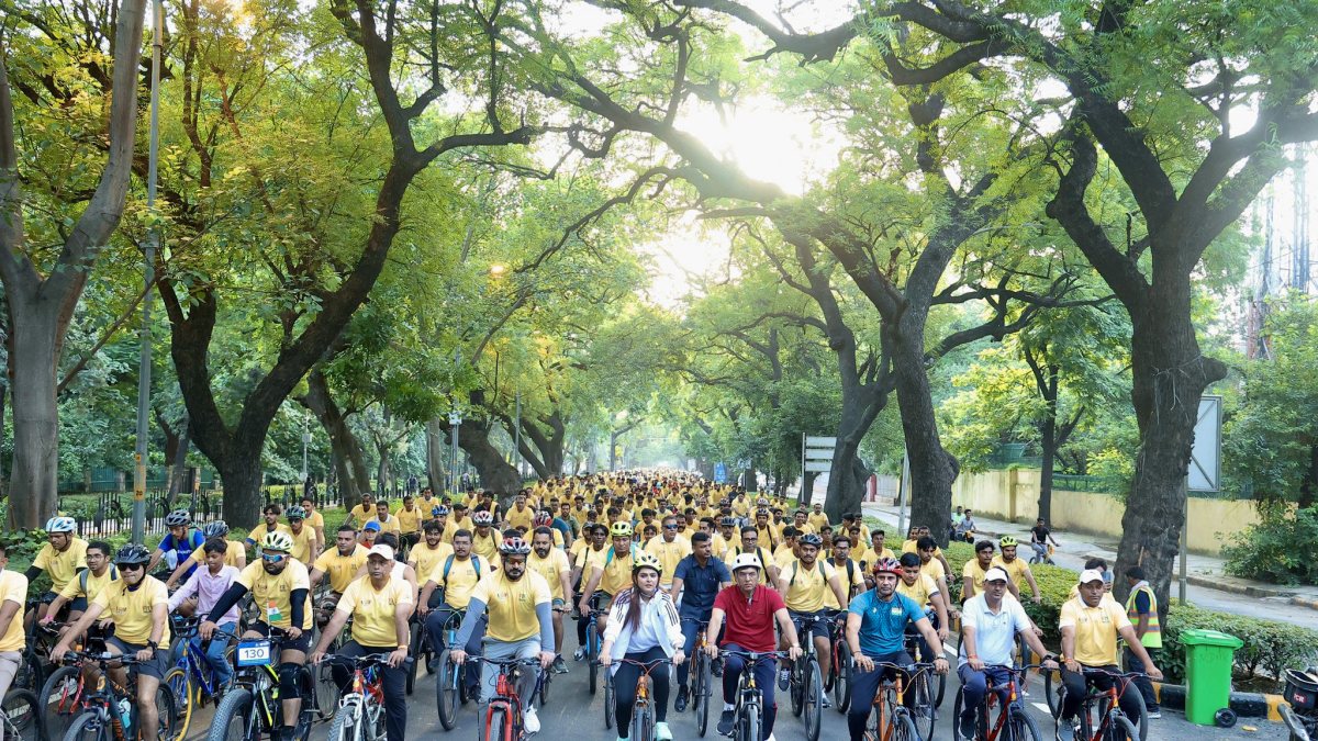 Mansukh Mandaviya leads Fit India Sunday cycle campaign in Delhi