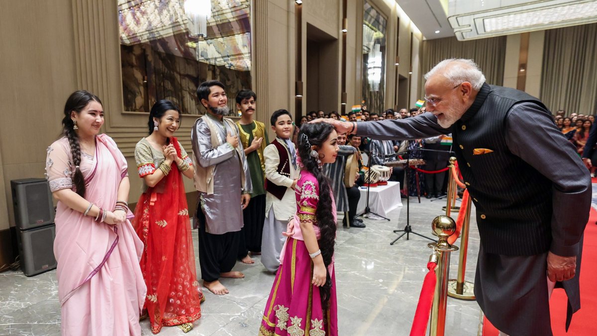 Modi meets Indian diaspora artists in Tashkent