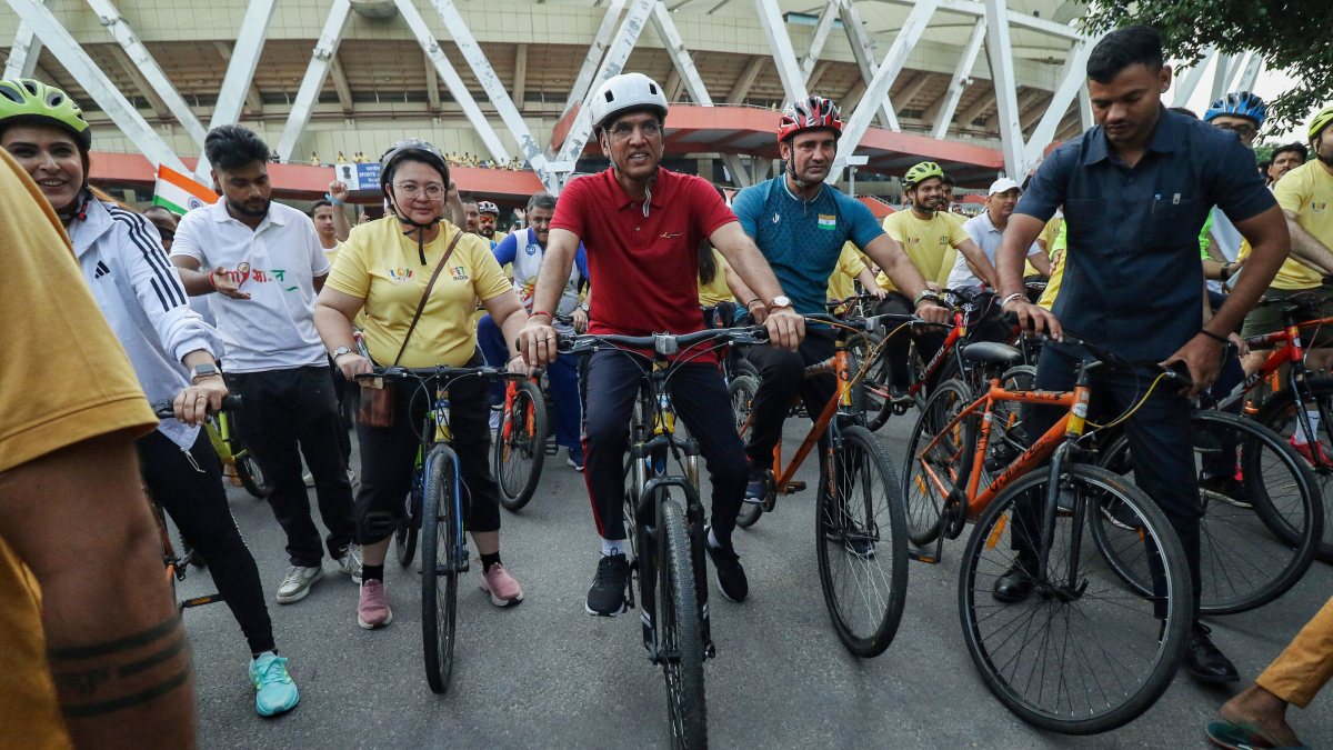 Mansukh Mandaviya leads BRICS Fit India cycle ride
