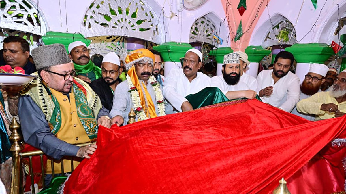 Jharkhand CM Hemant Soren offers Chadar at Doranda shrine