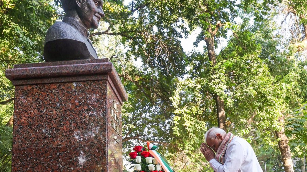 Modi pays tribute to Lal Bahadur Shastri in Tashkent