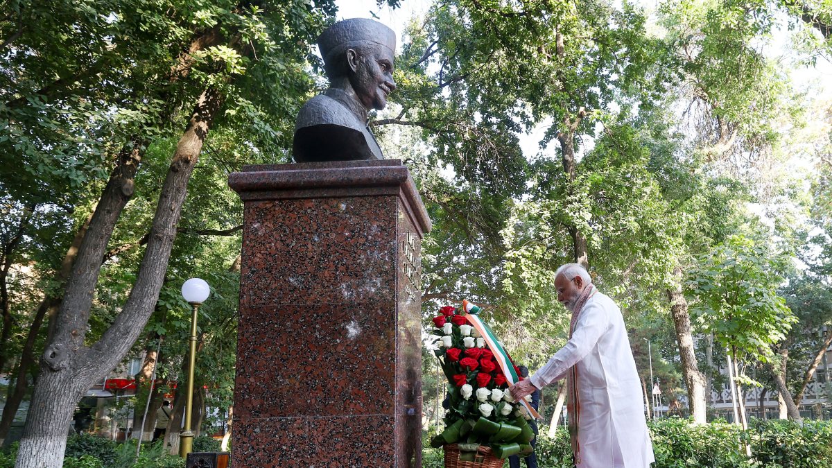 PM Modi pays tribute to Lal Bahadur Shastri in Tashkent