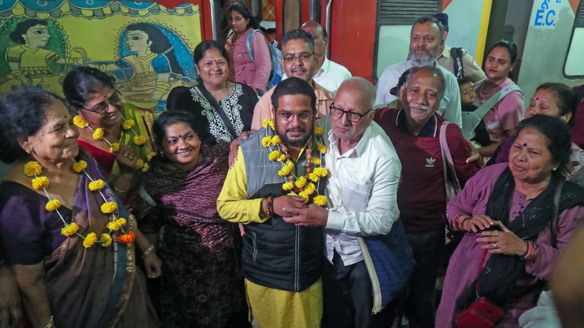 Pilgrims garlanded on safe return to Nagpur after Kathmandu floods
