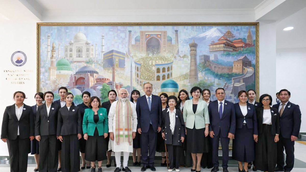 PM Modi meets indologists, students at Tashkent university