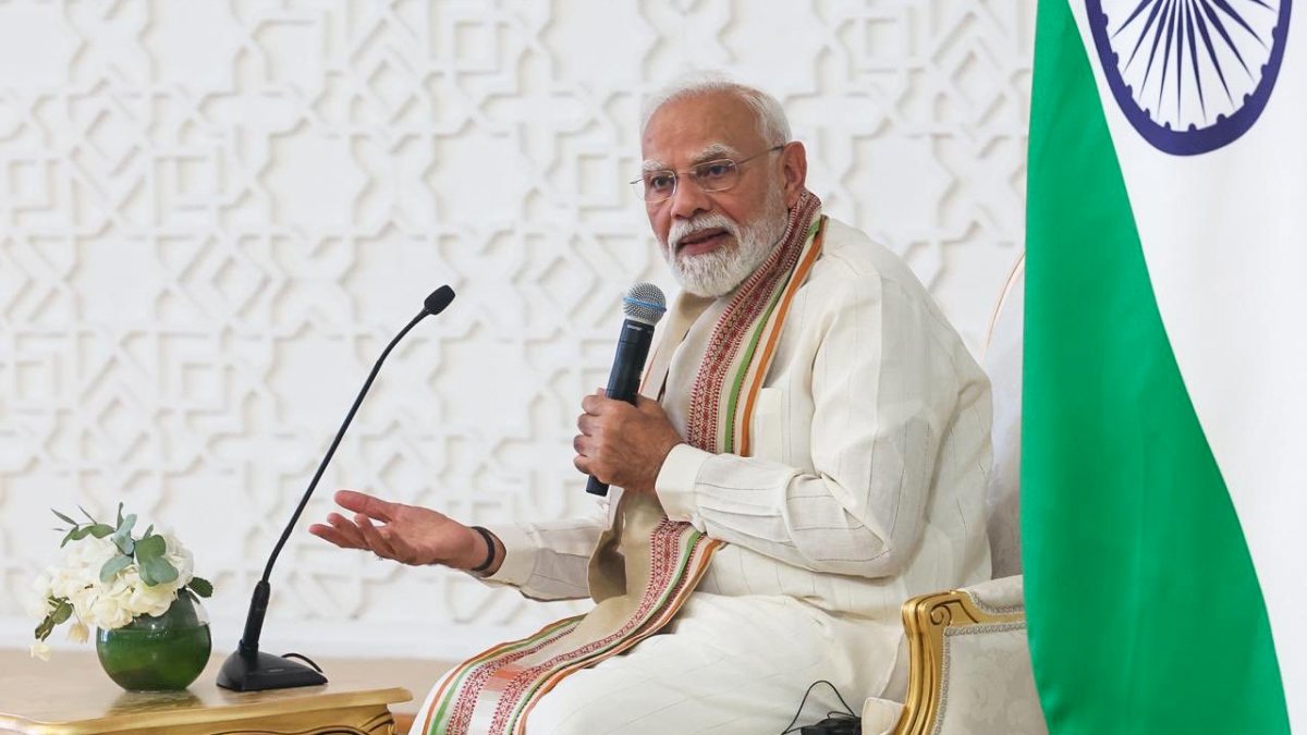 PM Modi meets indologists, students in Tashkent