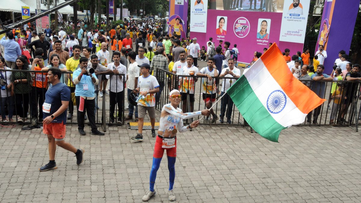 Participant waves tricolour at Thane Mayor's Varsha Marathon