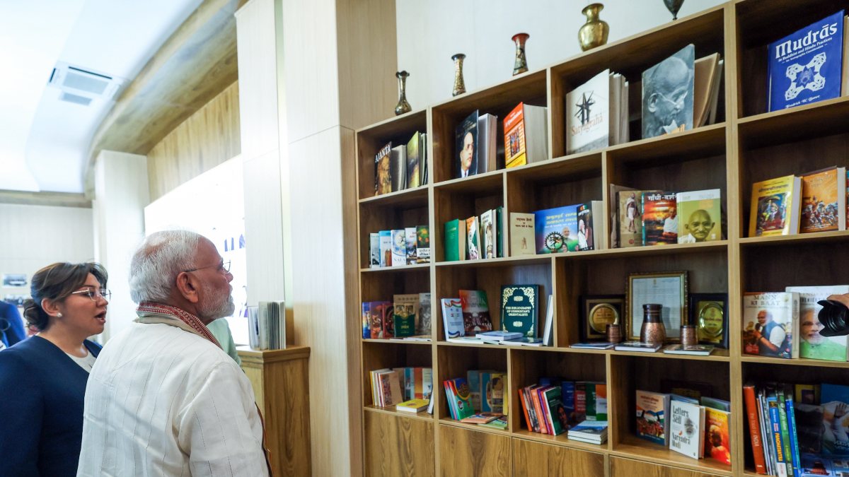 Modi visits Mahatma Gandhi Centre in Tashkent
