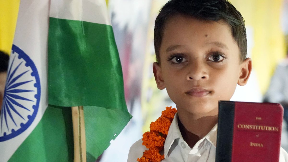Six-year-old stages silent protest in Patna against police atrocities