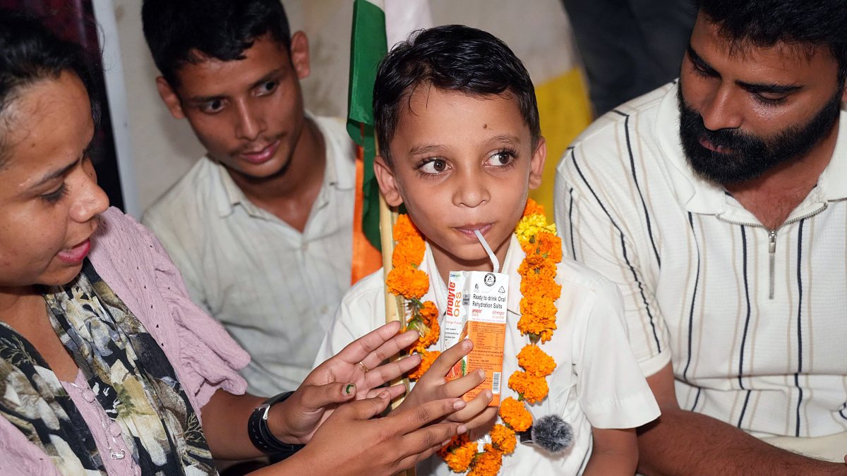 Six-year-old stages silent protest against police atrocities in Patna