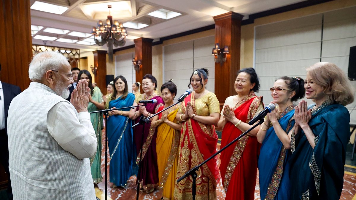 Modi enjoys cultural welcome by Indian diaspora in Bishkek