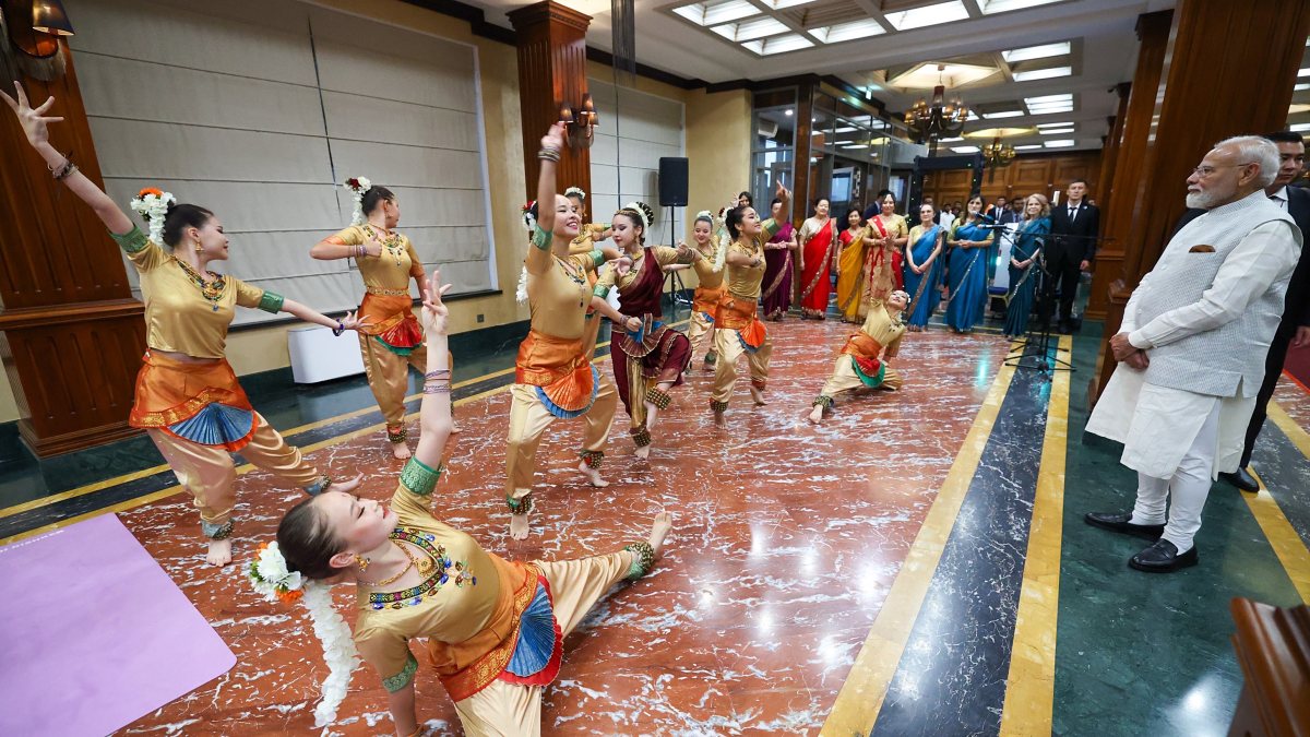Modi watches cultural performance at diaspora event in Bishkek