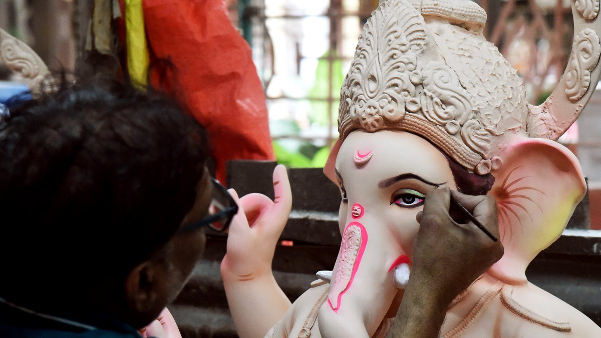 Artist puts final touches to Ganesha idol ahead of festival