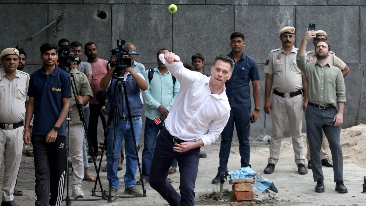 NSW premier plays gully cricket with Delhi kids