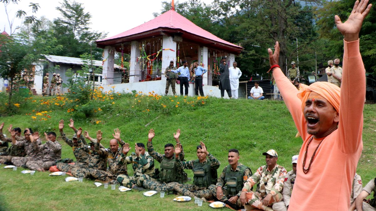 Amarnath pilgrims join langar with security forces in Anantnag