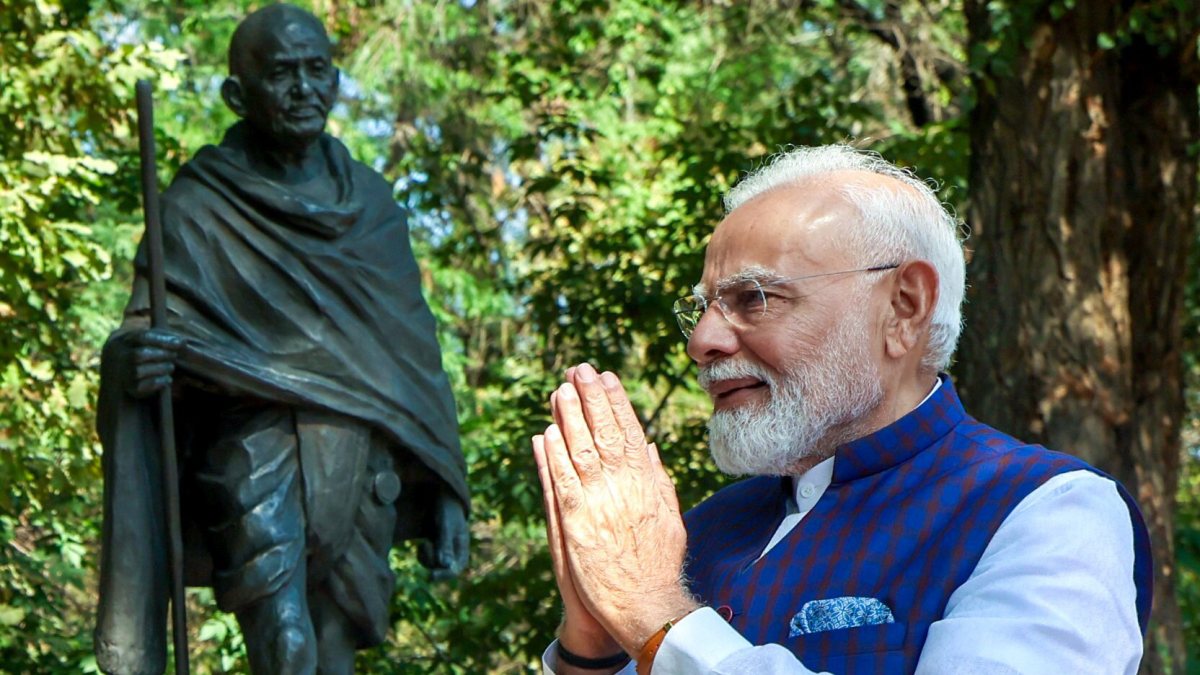 Modi pays tribute at Mahatma Gandhi Memorial in Bishkek