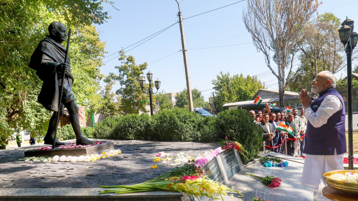 Modi pays tribute at Mahatma Gandhi Memorial in Bishkek