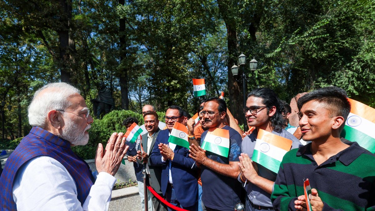 Modi meets Indian diaspora in Bishkek