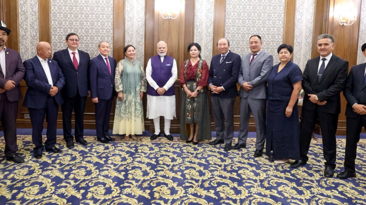 Modi poses with dignitaries in Bishkek group photo