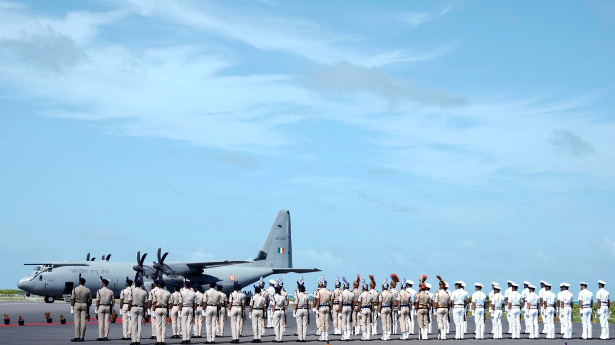 Vice President receives Guard of Honour in Agatti