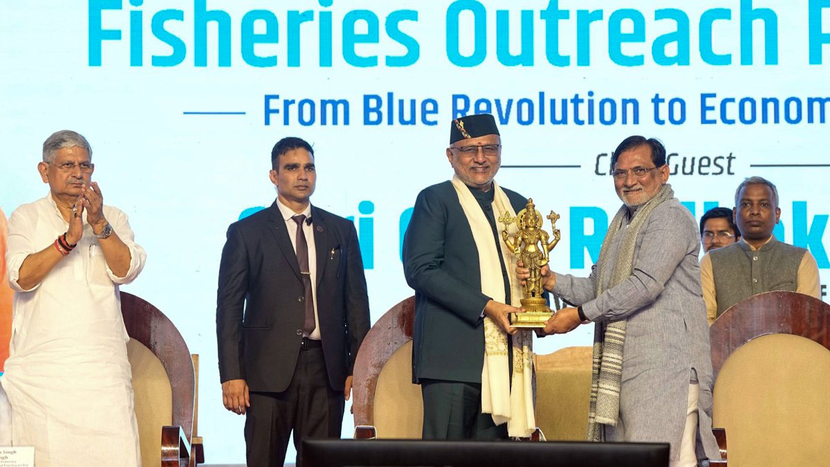 VP receives felicitation idol at Fisheries Outreach Programme in Agatti