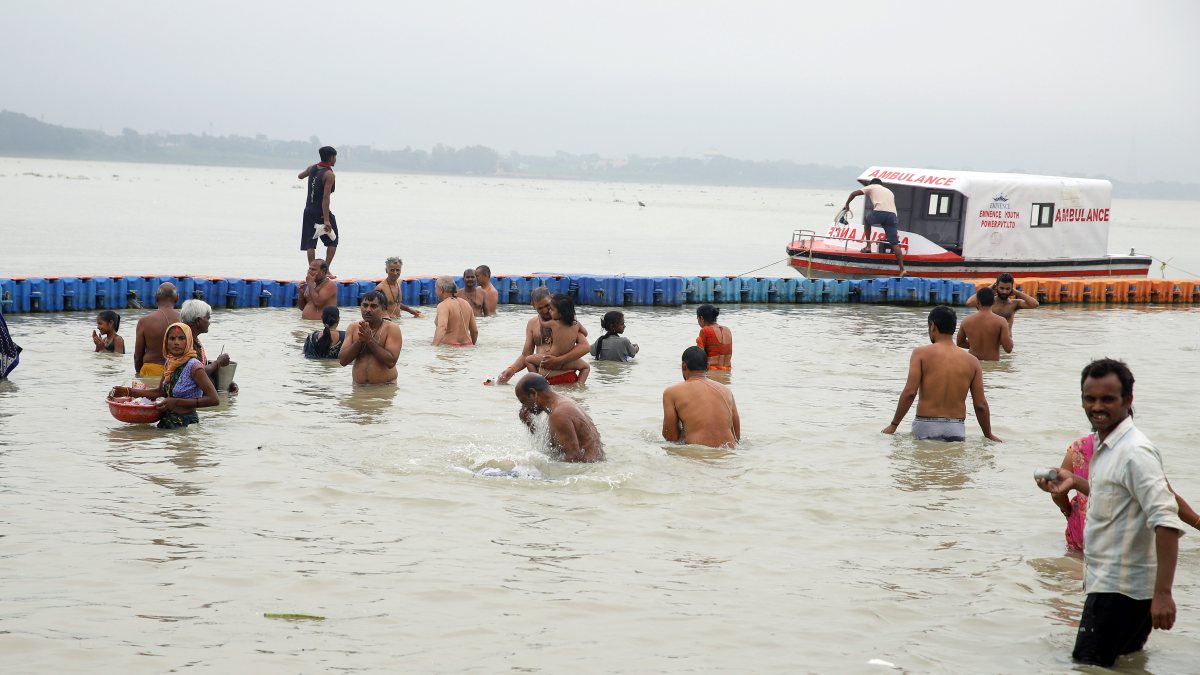 Devotees take holy dip in Ganga at Prayagraj