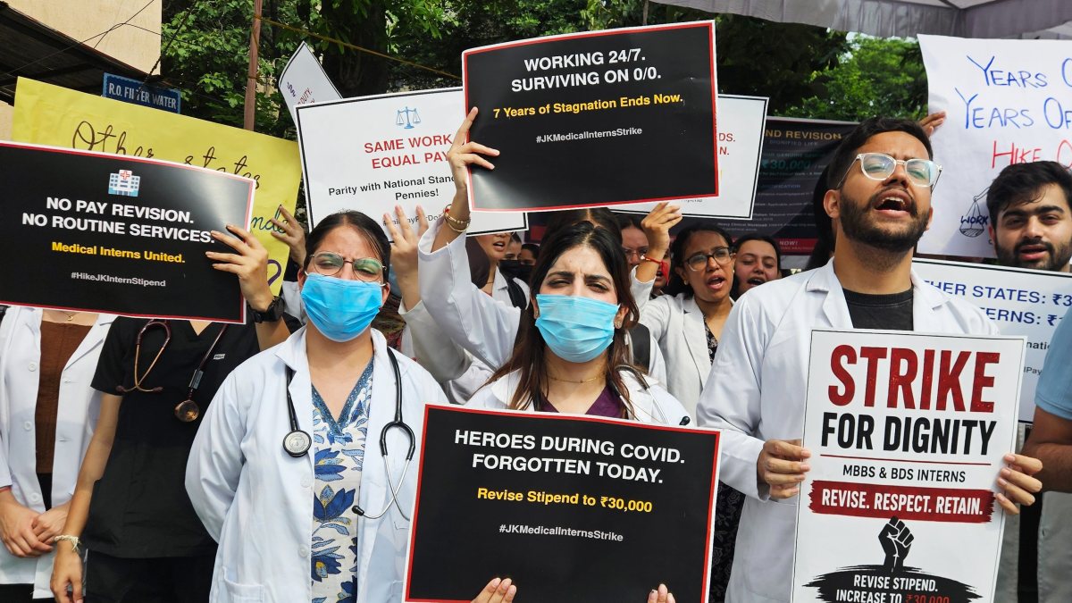 Jammu MBBS interns protest for higher stipend