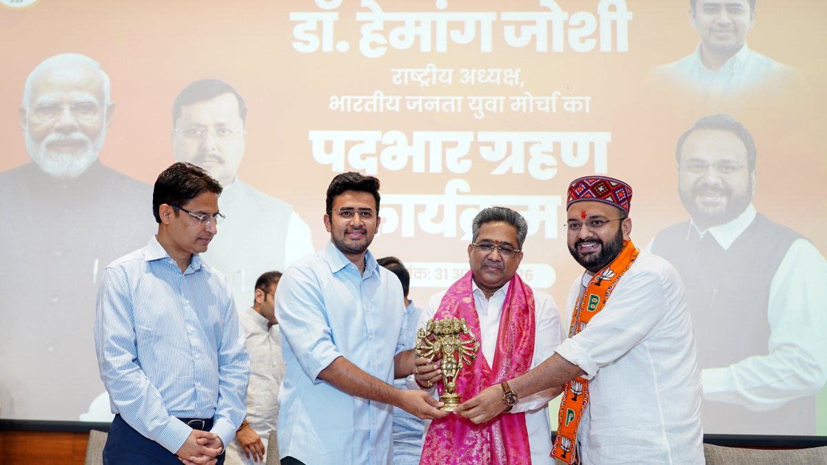 BJP leaders felicitate Sunil Bansal at party headquarters