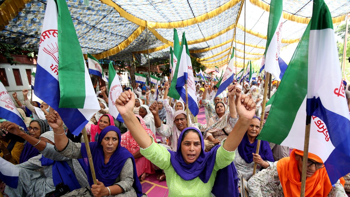 Farmers protest outside DC office in Amritsar over labour issues