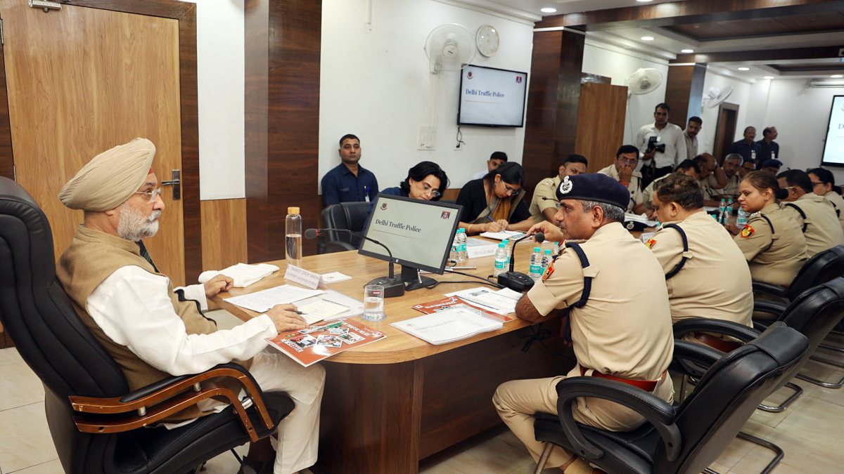 Delhi LG reviews traffic police operations at headquarters