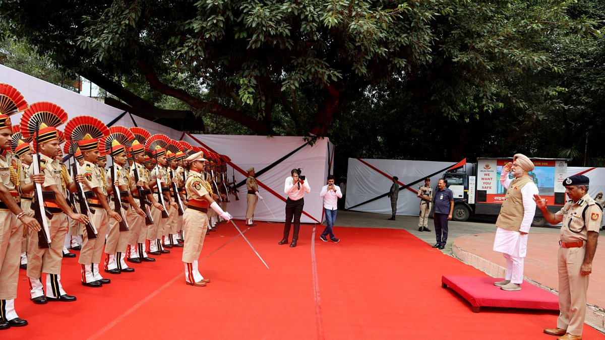 Delhi L-G reviews traffic police functioning at headquarters