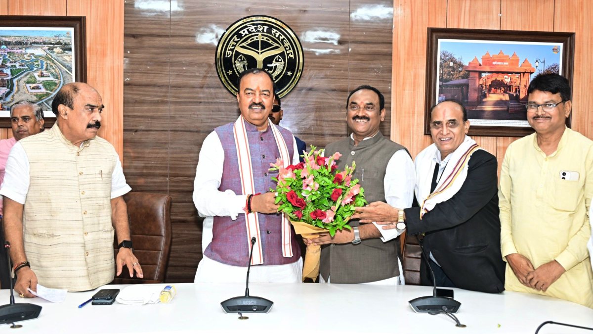UP Deputy CM felicitated at BJP Mandal Presidents meet in Prayagraj