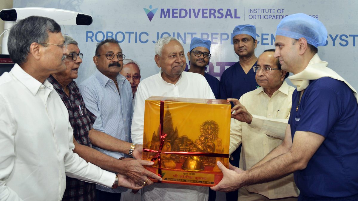 Nitish Kumar inaugurates robotic joint replacement system in Patna