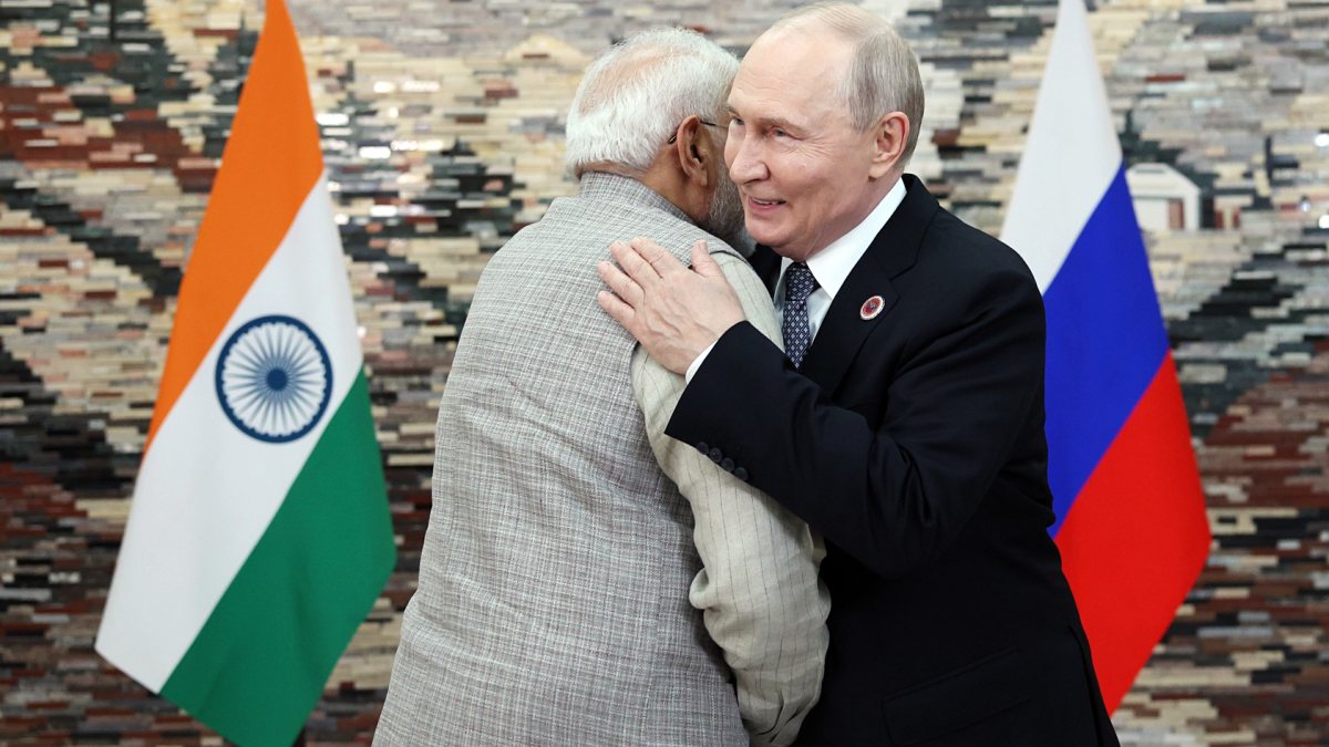 Modi hugs Putin during SCO meeting in Bishkek