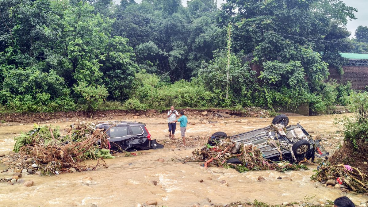 Cars swept away by heavy rain near Kandoli Bridge in Dehradun