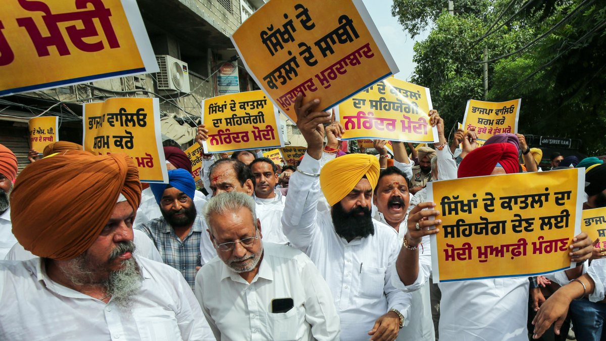 AAP workers protest outside BJP MP's home in Amritsar