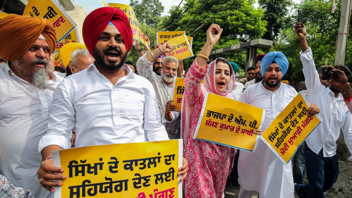 AAP workers protest outside BJP MP's home in Amritsar
