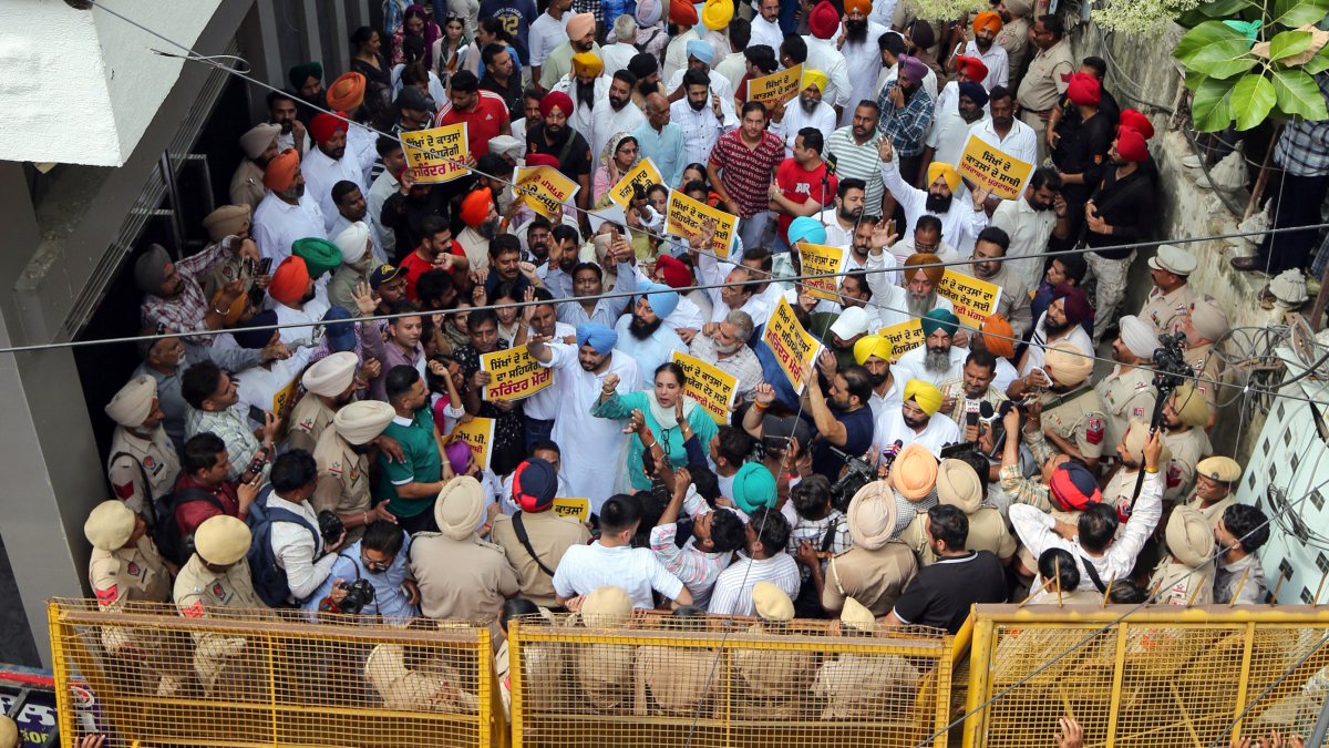 Police barricade AAP protest outside BJP MP's residence in Amritsar