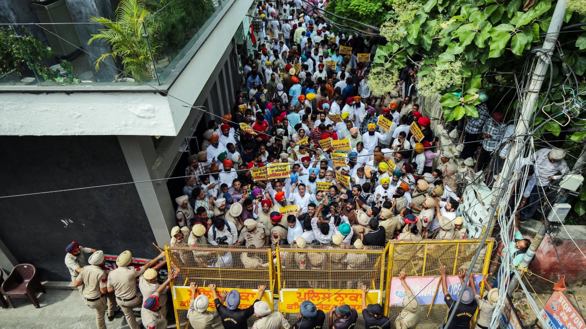 Police barricade AAP protest outside BJP MP's residence