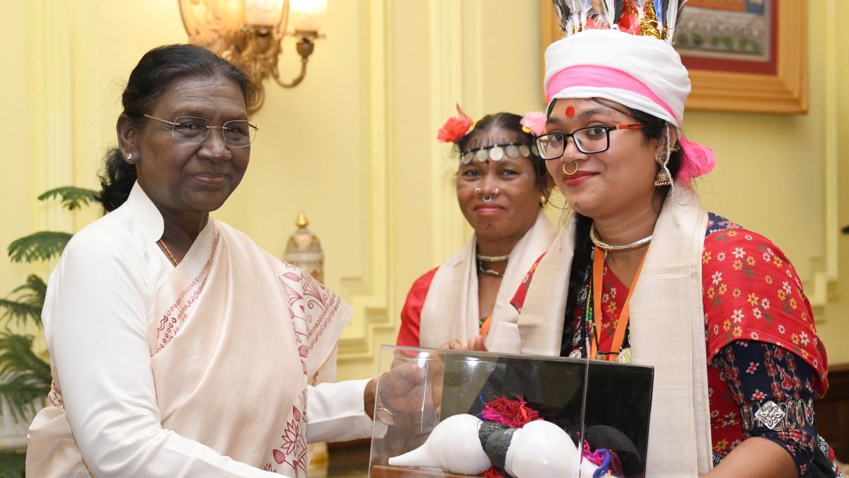 President Murmu meets Odisha artists at Rashtrapati Bhavan