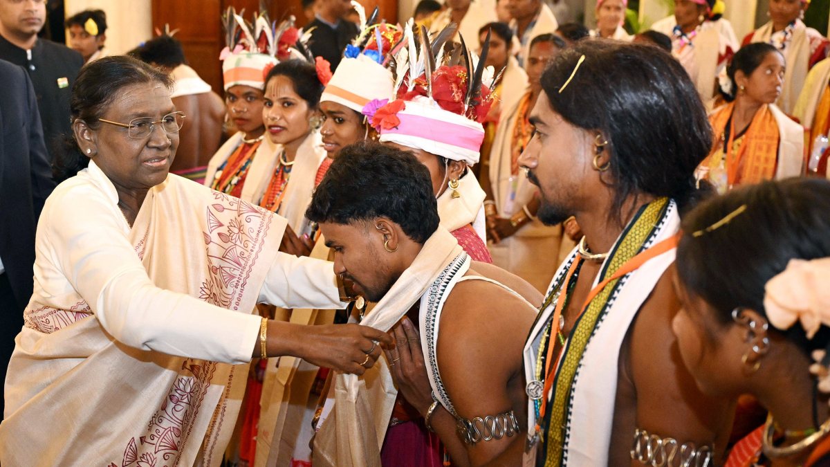 President Murmu meets Odisha artists at Rashtrapati Bhavan