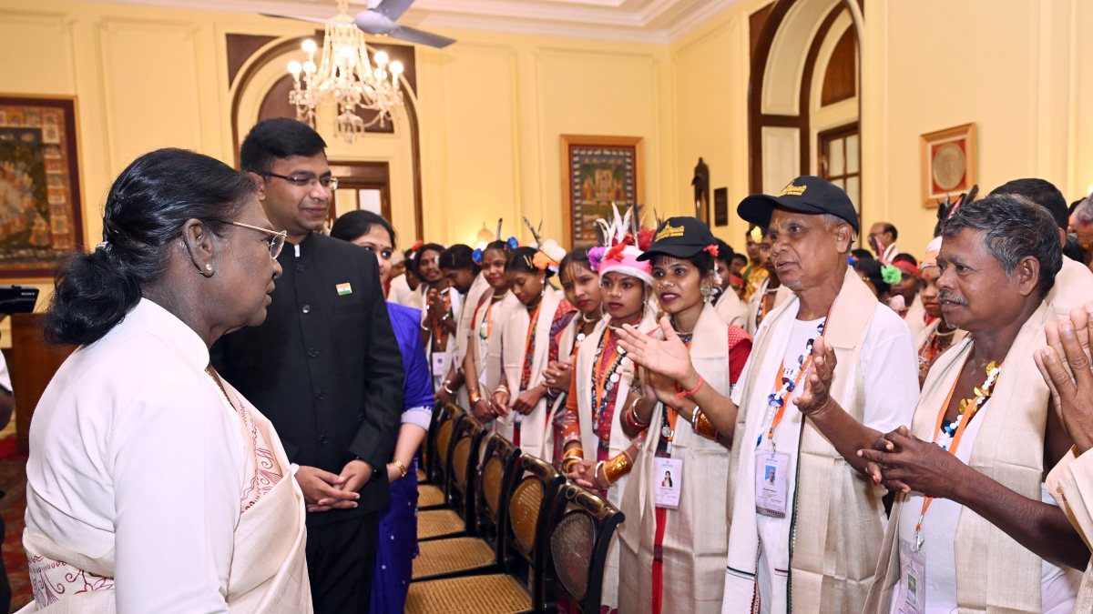 President Murmu interacts with Odisha artists at Rashtrapati Bhavan