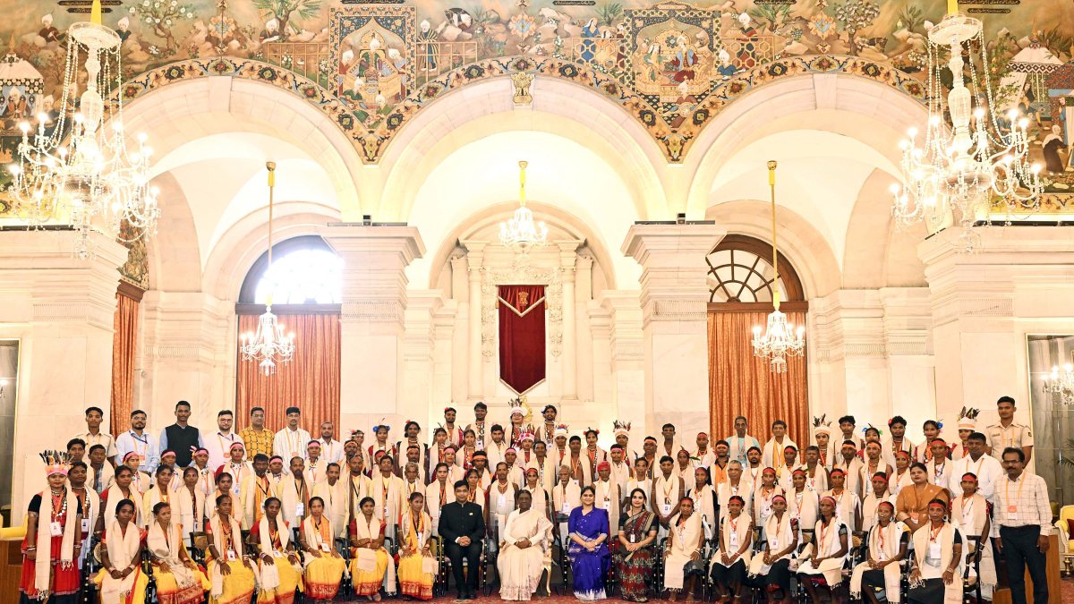 President Murmu meets Odisha artists at Rashtrapati Bhavan