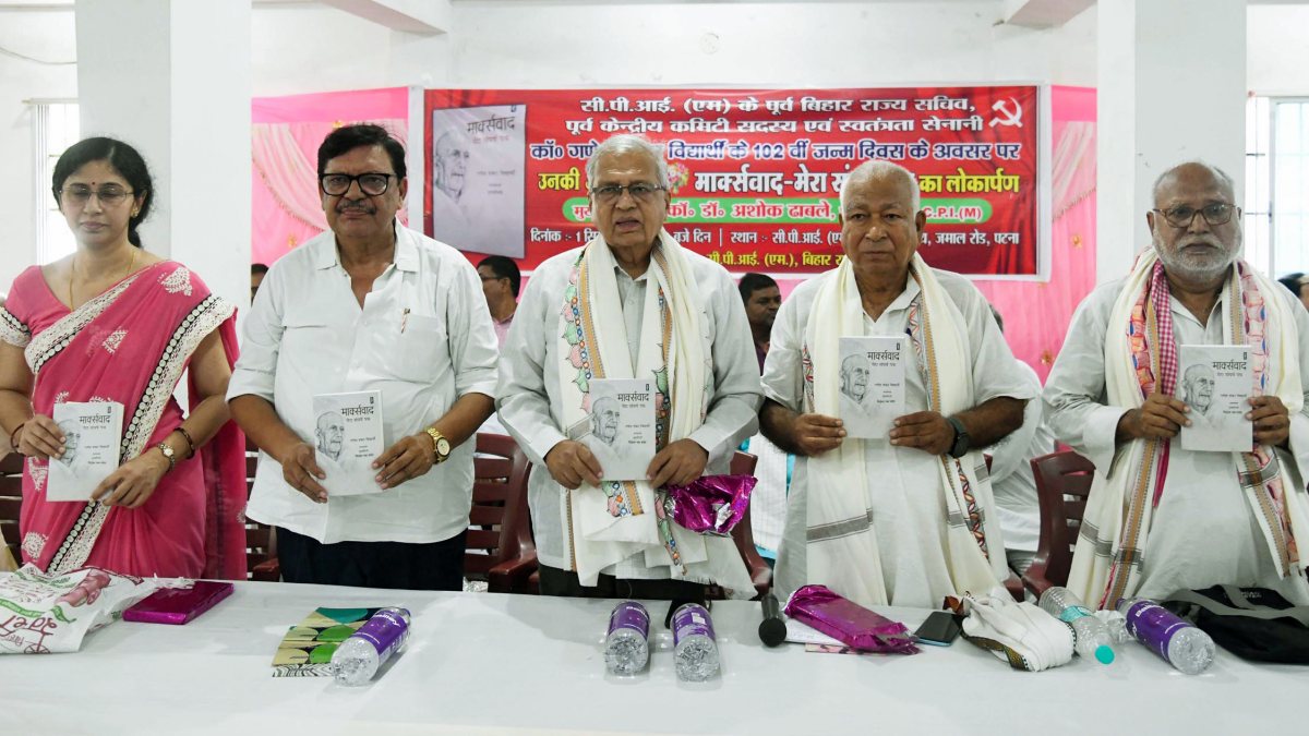 Kisan Sabha chief releases biography of Comrade Vidyarthi in Patna