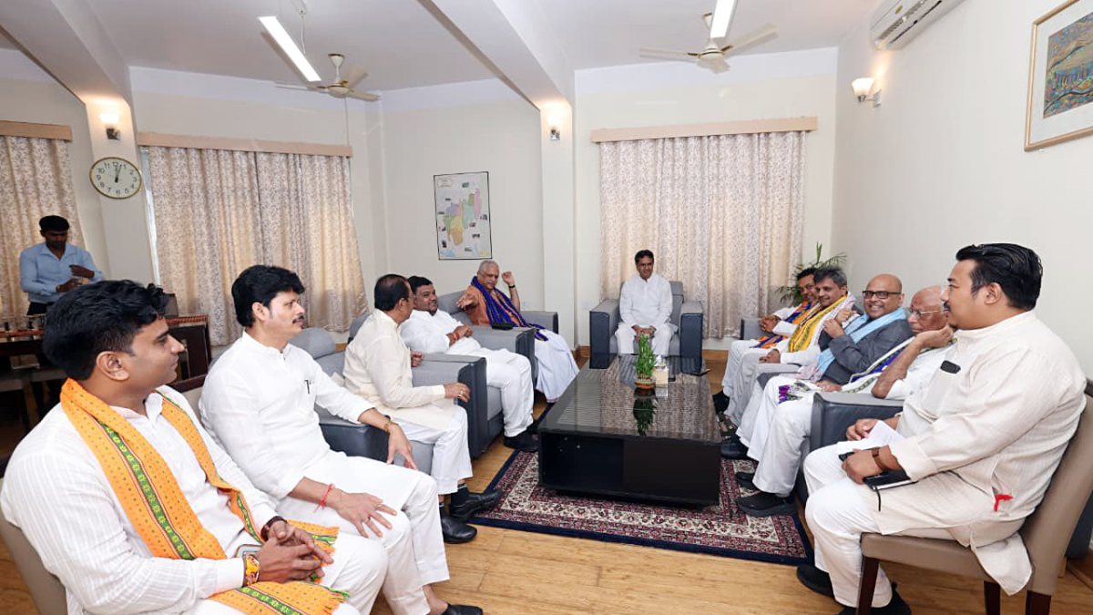 Tripura CM meets BJP leaders at state guest house