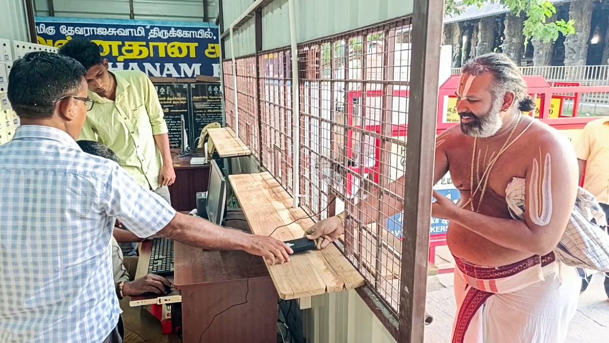 Priest deposits phone at temple after TN ban on mobiles