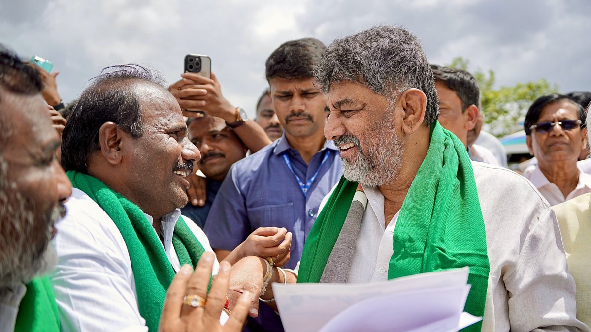Karnataka CM Shivakumar inspects drought-hit areas in Gadag