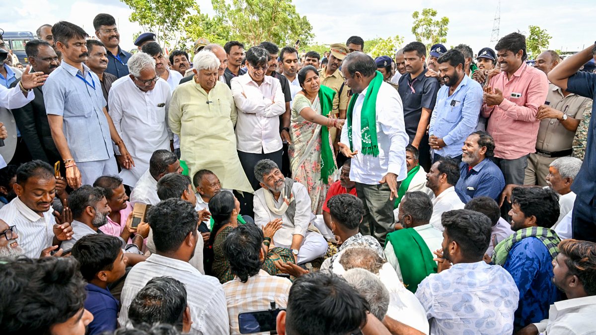 Karnataka CM Shivakumar inspects drought-hit areas in Gadag